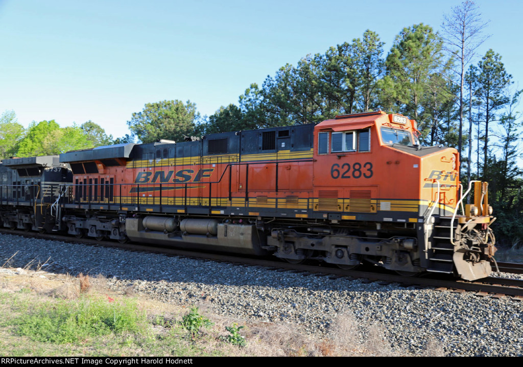 BNSF 6283 leads NS train 350-12 northbound